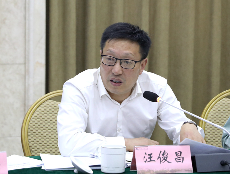 校党委书记汪俊昌,校长王建力发表讲话并提出工作要求,会议由校党委